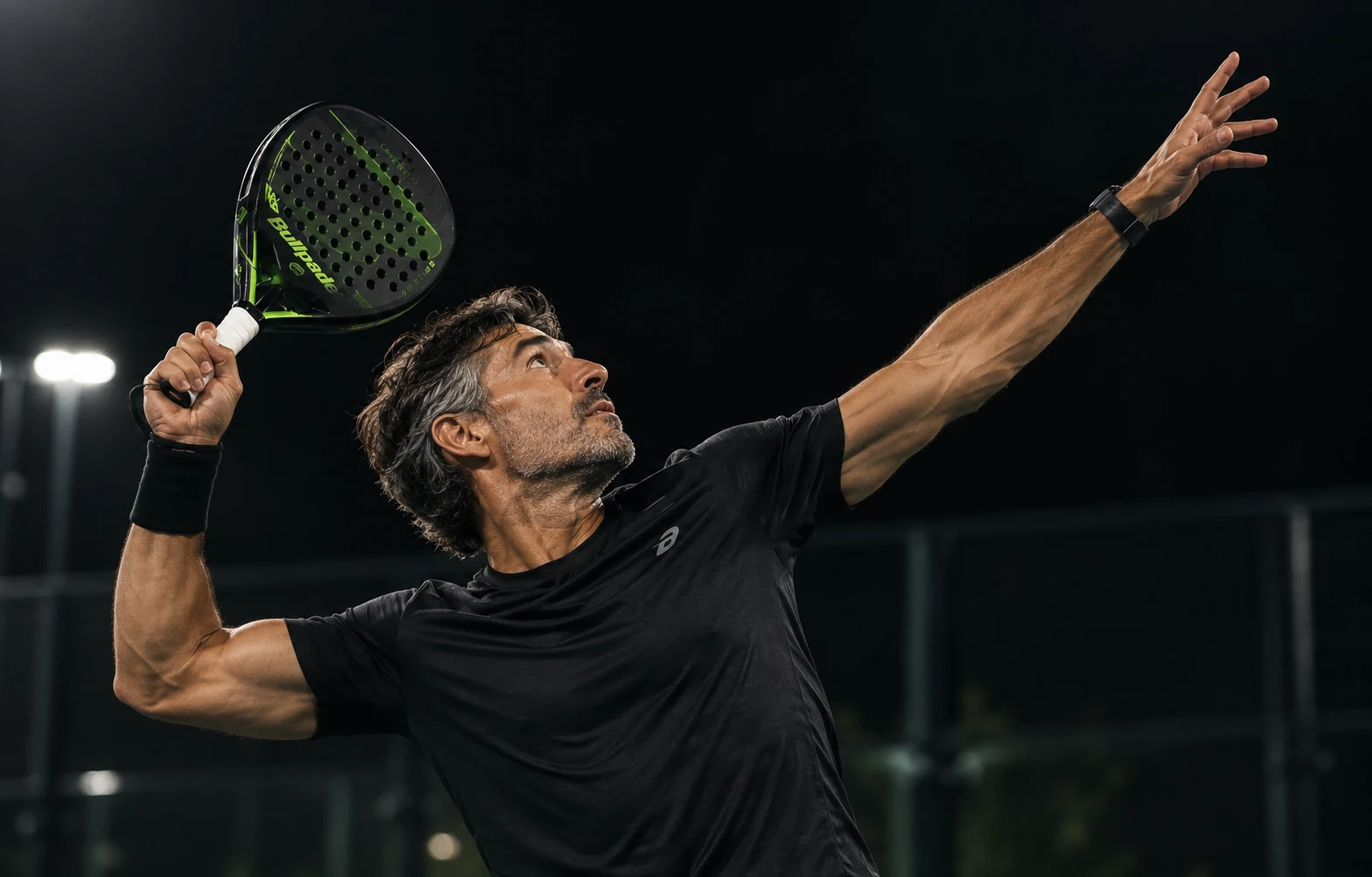 Jogador de Padel preparado para executar uma pancada acima da cabeça.