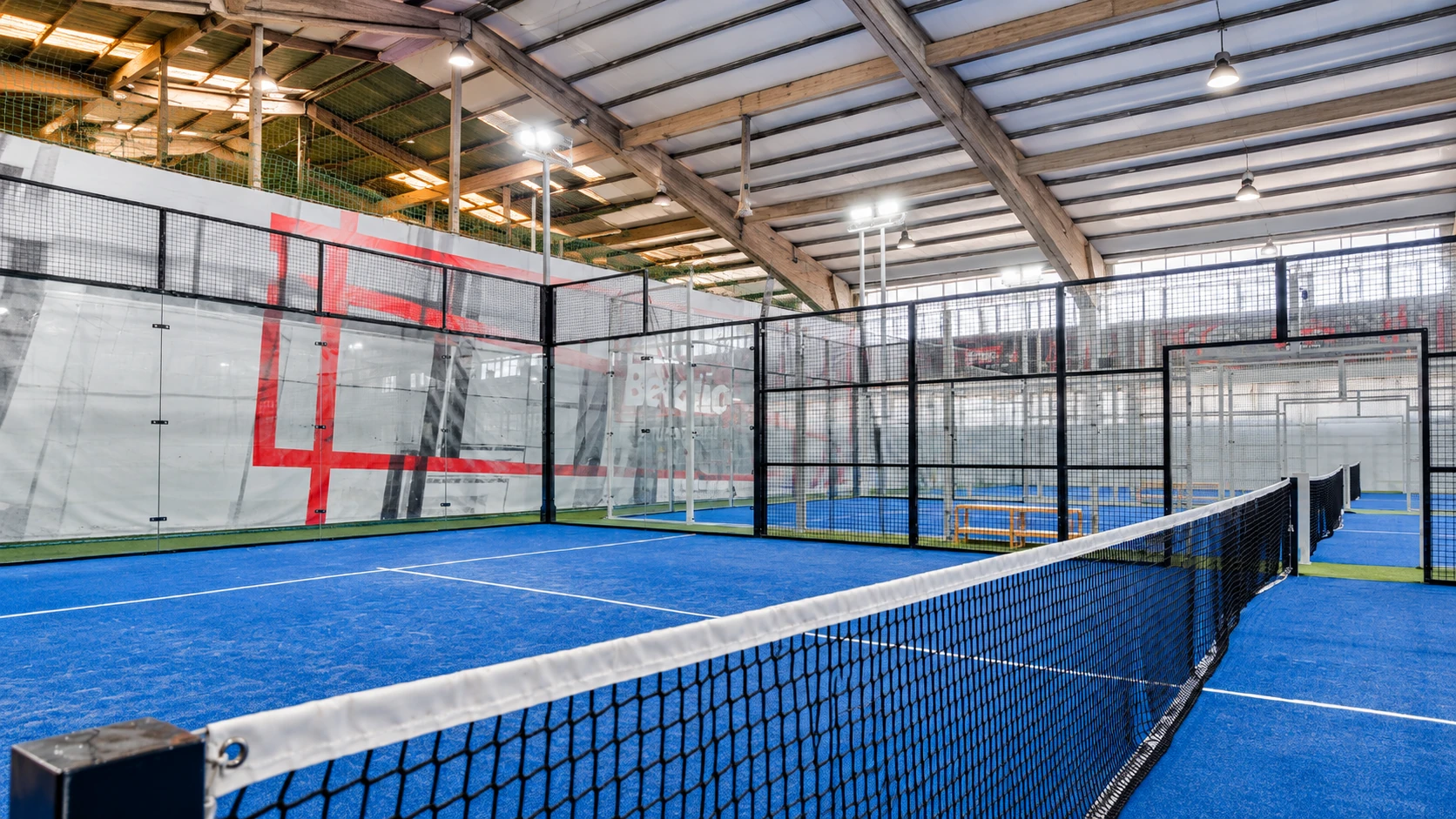 Campos de Padel indoor do AIRFUT no Prior Velho.